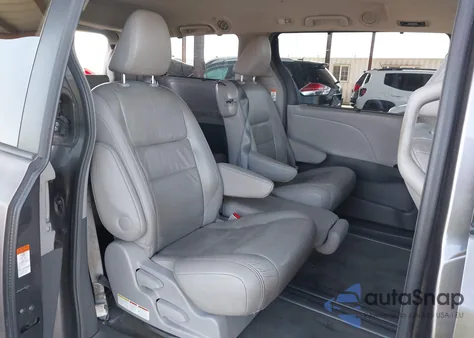 2015 Toyota Sienna Xle 8 Passenger z USA, uszkodzony, nr VIN 5TDYK3DC4FS605793